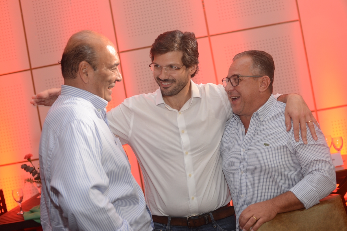 O presidente da SRP, Marcelo Janene El-Kadre, em momento de descontração com o prefeito de Londrina, Tiago Amaral, e o de Cambé, Conrado Scheller
