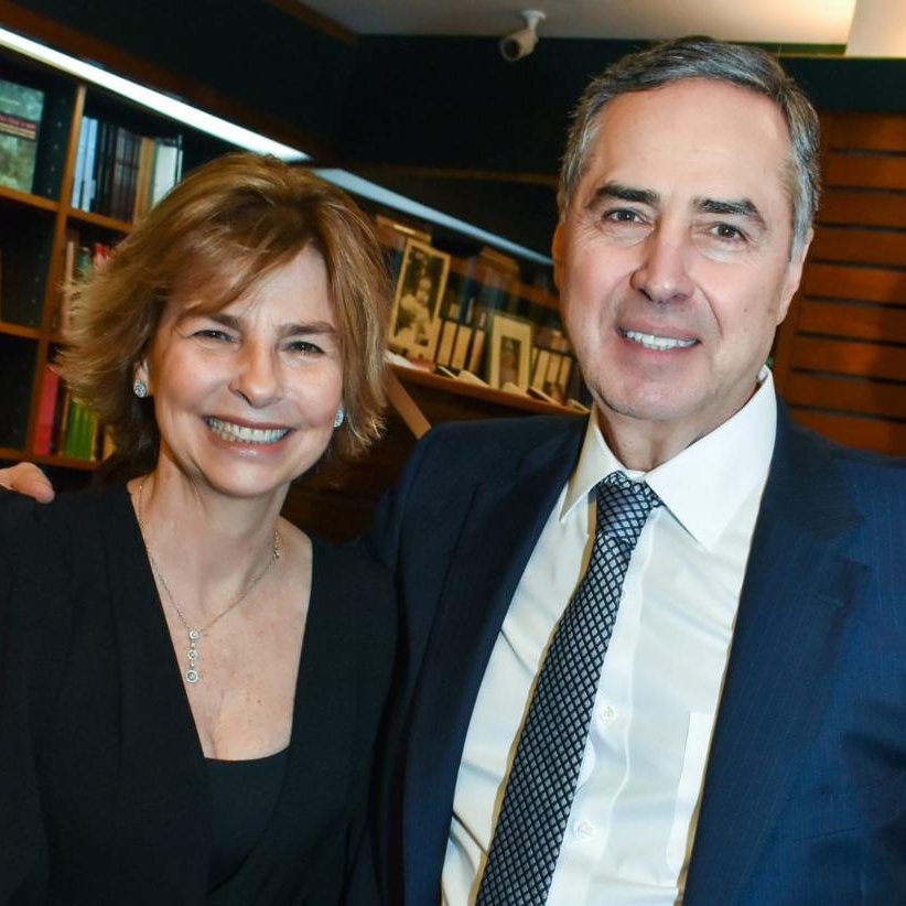 Ministro Luís Roberto Barroso ao lado da mulher, Tereza Barroso
